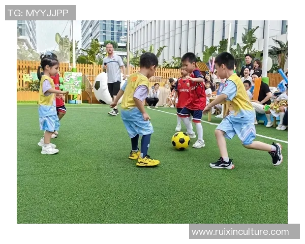 足球踩到蛋的搞笑瞬间揭示了运动中的意外与欢乐 足球踩到蛋的搞笑瞬间揭示了运动中的意外与欢乐